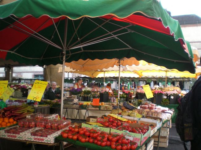 宮殿に行く途中で見かけたマルシェ。<br />肉のゼリーよせを買いました。