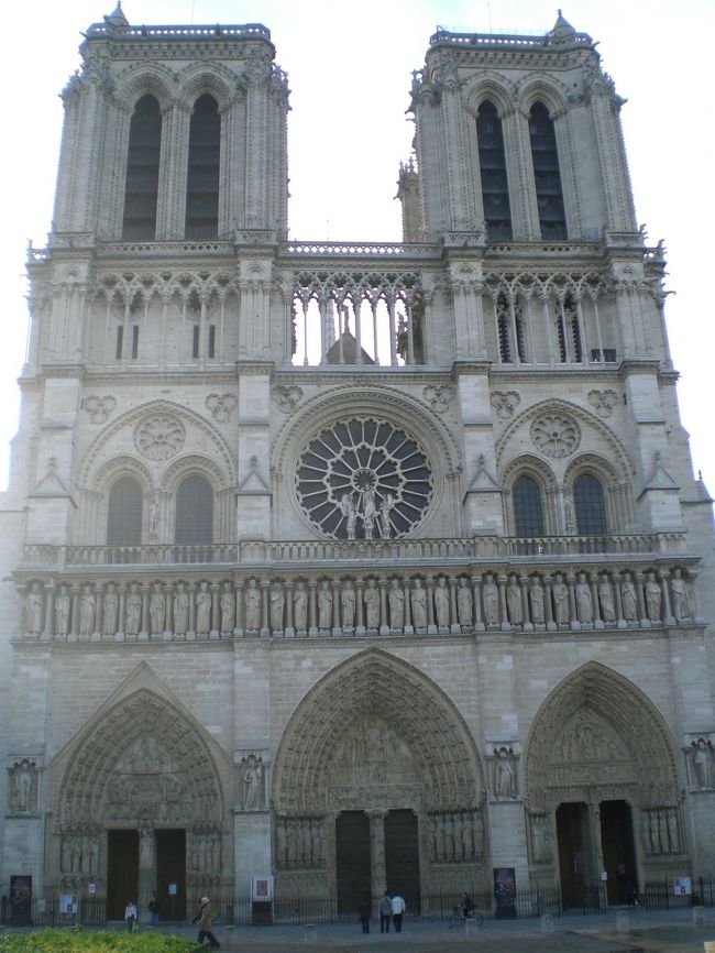 ノートルダム寺院に行きました。