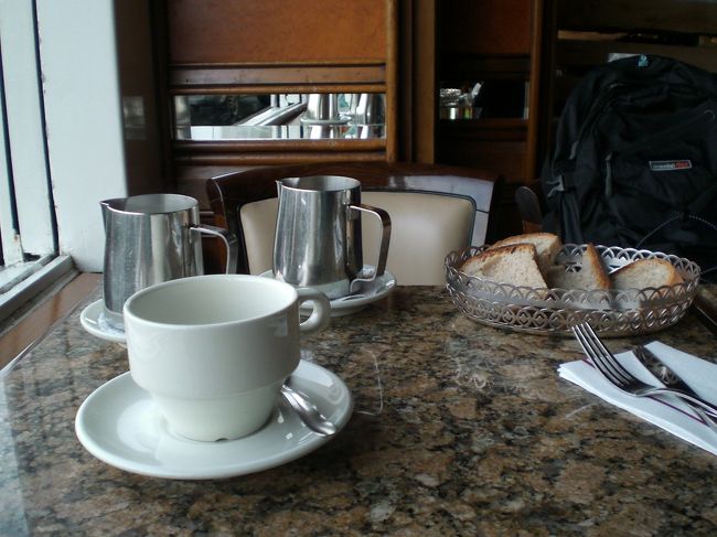 付近のカフェで最後の食事。