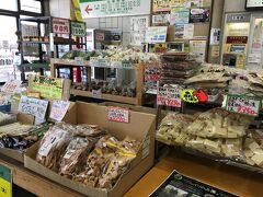 それでも、駅改札前は地元食品・名産品などのプチマーケットがあって、物色しながら待てたのでそんなに飽きませんでしたが。

商品の代金は駅員さんに支払う仕組みのようでした。
のどかでいいわ～♪