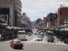 西楼門から四条通り方面を見ています。京都市内でも最も華やかな通りではないでしょうか。
この後は、観光客のあまりいない静かな所をめぐって行きます｡

2018京都　～学業成就、必勝祈願の神様巡り（２）
https://4travel.jp/travelogue/11363270
2018京都　～学業成就、必勝祈願の神様巡り（３）
https://4travel.jp/travelogue/11363274