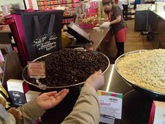 今回申し込んだツアーはJMG Toursの「パッフィンビリーとワイナリーツアー」
ガイド兼ドライバーさんはメルボルン在住の日本人。
目的地に向かうまでメルボルン現地情報を色々教えてくれた。
観光初日だったのでとても役に立った。
チョコレートファクトリー到着。