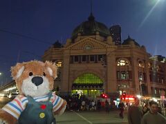 少しホテルで休んで、散策。
フリンダース・ストリート駅。