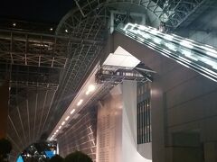 京都駅ビルの空中回廊へ行きます。あまり観光ガイドブックなどでも出てこない穴場的な場所です。東側のエスカレーターから登っていきますが、これが結構な高さです。