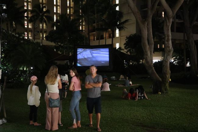 ヒルトンの中庭で映画が上映されてました。