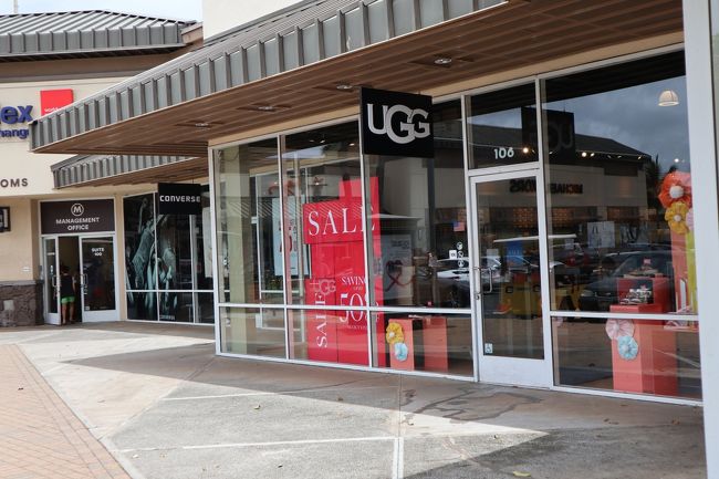 ワイケレアウトレットに来ました。クーポンもらいUGGで靴とサンダル購入。<br />2つで85ドルと激安。