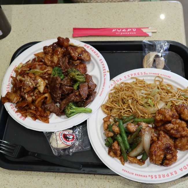 ランチは通りの向こうの側のパンダエクスプレス。<br />盛りが豪快なので少なくしてもらいました。