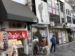 向かった先は立ち飲み屋、庶民。
時間は16時台だったけど、店内はほぼ満席。