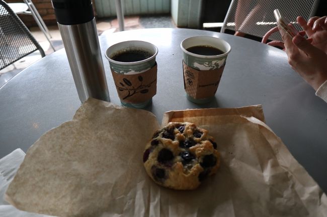 コーヒーとブルベリースコーン。この組み合わせが好き。