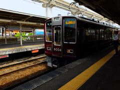 阪急線が入ってきました。
私は十三（じゅうそう）駅で乗り換えて阪急京都線で淡路駅に向かいます。
