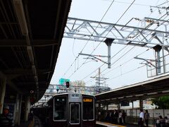十三駅（梅田駅の手前）はすぐ隣のホームが阪急京都線の下り線なので伊丹空港から京都や高槻に向かう人にとっては乗り換えが便利です。
梅田駅まで行ってからの乗り換えは面倒なので多くの方がここで乗り換えします。