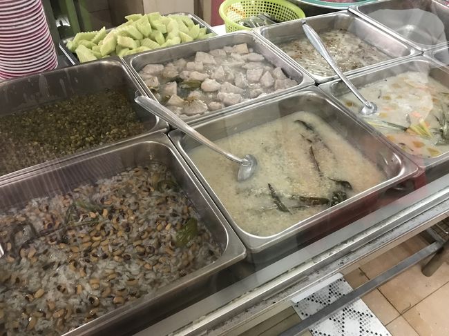 荷物を置いて一息ついた後はソッコーで朝ごはんへ。<br />クメール デザートさんでは数種類のデザートをこんな感じで陳列していて、<br />正直どれも甲乙つけ難いんだけど、やはり・・・<br />