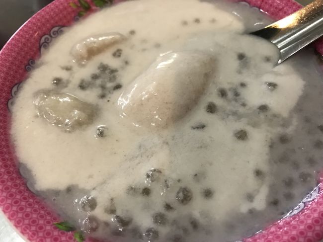 それと追加で、チェクテウ もいこう。<br />バナナとココナッツミルクがいい感じの甘さでいくらでもいけそうな勢い。