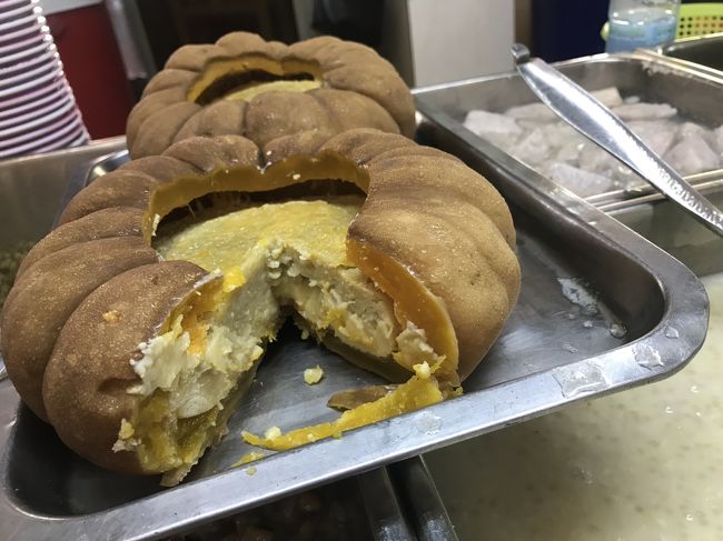 こちらはカボチャのプリンの原型。朝の9時に焼きあがるようで、その日の最初のプリンを頂けました。うーん、幸せだ。<br /><br />お値段も良心的で2つで1ドル500リエル！