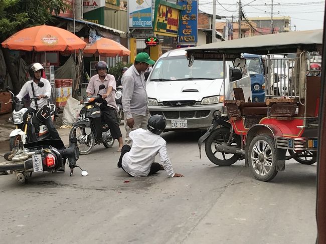 食後はホテルで手配したトゥクトゥクでチュンレク大量虐殺センターへ。<br />ドライバーは、MAOさん。なんだかんだでちゃんと見所で止まってくれる親切な方でした。本当に恵まれているなー。<br />って思っていたら、なんと行く途中で事故発見。そりゃあれだけ無理してりゃ事故るわな・・・大した怪我はなさそうで何より。<br /><br />カンボジア（あくまでプノンペン限定）は、個人的にはベトナムとタイを足して二で割った感じ。どちらかと言えば、ベトナムより。<br />住むには悪くなさそうだけど、いまいち活気がないかな。バンコクのあのイケイケさが欲しい。笑<br />