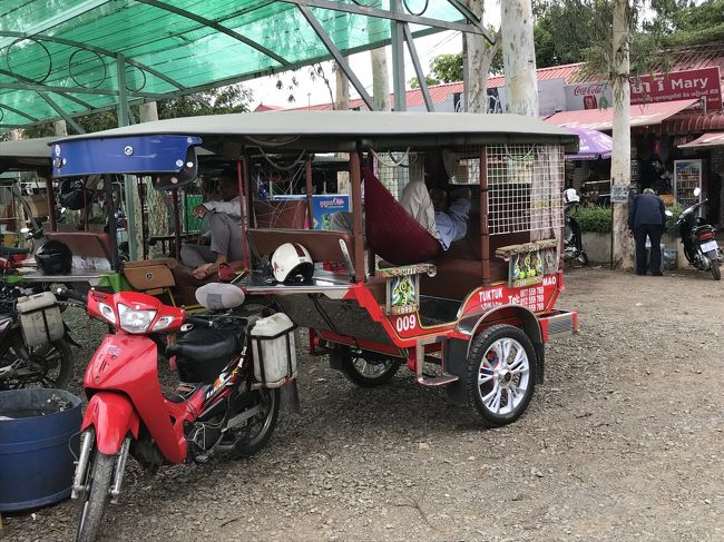 って、しんみりした面持ちで出てきたらMAOさんお休みタイム。笑<br />ベンさんと一緒のスタイルでお昼寝。<br /><br />恐るべしテゥクトゥクドライバー達。居住性高すぎるでしょ、この乗り物。