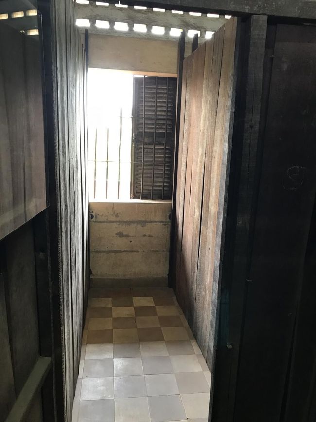 こちらは独房・・・この暑さと孤独感といいどんな心境だったのか。<br />施設を回りながら一人で考え込んでしまいました。