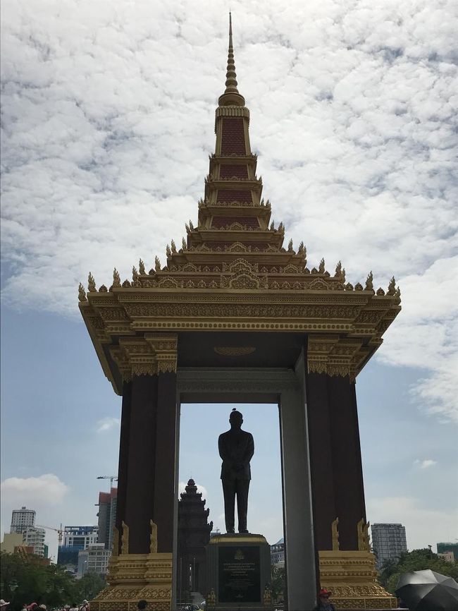 ホテルに帰る途中にMAOさん見所でちゃんとストップ。<br />こちはシハヌークの像。皆さん写真バンバンとってましたが、一枚とってすぐに退散。