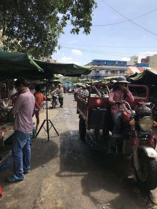 ホテルのちょっと手前で下ろしてもらってアジアンなマーケットを冷やかしつつ。