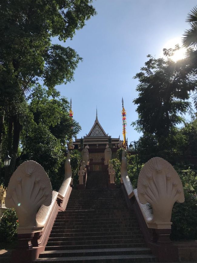 クールダウンした後は徒歩でワットプノンへ（1ドル）。<br />