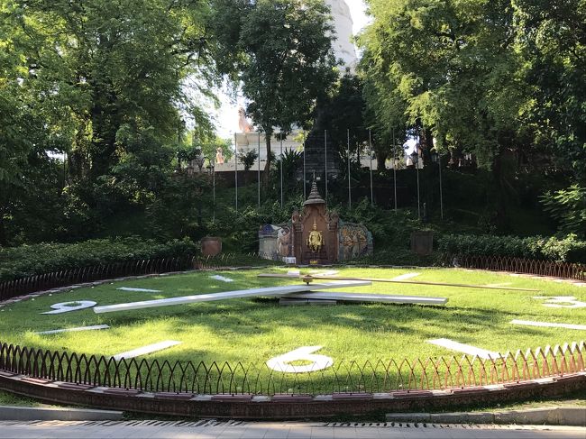 最後にお庭を抜けてボンケンコンまで歩きましょう。しかし暑い・・・