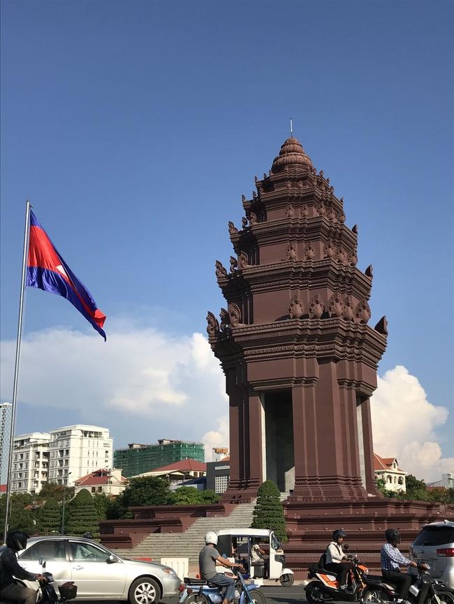 昼間の独立記念塔。ライトアップも美しい。<br />が、この時点ですでに疲れがピークに達しマッサージで一時間ほど癒され、夕飯を探しに。あまり無理してはいけない、いけない。<br /><br />ボンケンコンエリアはまさに建設ラッシュでした。そこらじゅうで工事、工事。<br />スタバ、コスタコーヒー、インターナショナルスクールもあって雰囲気が全く異なる。高級住宅街なんでしょうかね。