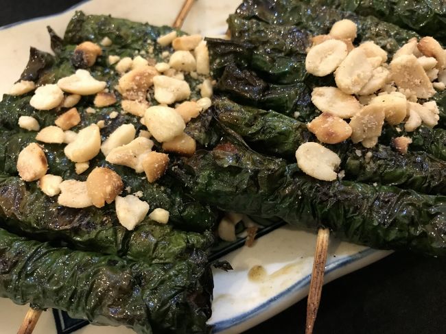 そして本日の夕飯はこちら。モック・モニー。<br />グリルドベテルリーフwith マリネーティッドビーフ（4.25ドル）。<br /><br />前菜としてはちょうどいい量で中のお肉もジューシーでした。