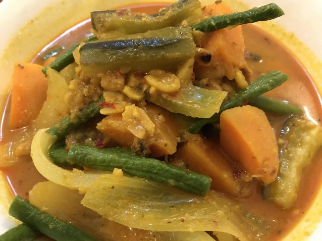 カンボジアレッドカレー（5.5ドル）。これが絶品だった！<br />カンボジアでカレーは期待していなかったけど、程よく甘味があって具材と見事にマッチ。ボリュームたっぷりで満足、満足。<br /><br />よく歩いたのでホテルに戻ってバタンキュー。<br />明日は帰国まで時間があるのでゆっくりスタートにしよう。