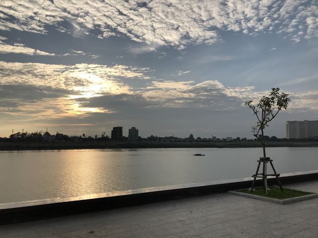 最終日の朝、リバーサイドのお散歩からスタートです。<br />なんとも朝陽が美しいじゃないですか。