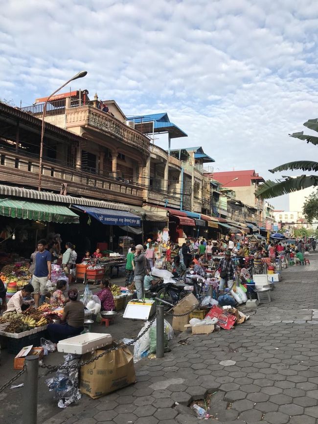 予想以上に早く起きてしまったので周辺をウロウロとしていると、<br />病院の裏にマーケット発見。ちなみに患者さん達が普通に買って病院へ持ち帰っていたけど、食事制限ないのだろうか。自由だな。