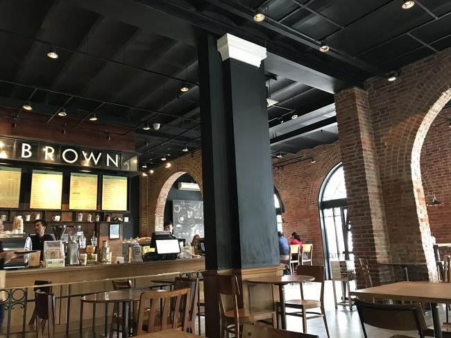 そろそと気温も上がってきてしんどくなってきたので、リバーサイドのカフェへ逃げ込んで一服。Brownでアイスラテ（3.65ドル）。<br /><br />店内だけ見たら東京と変わりません。観光客ばっかだけど。