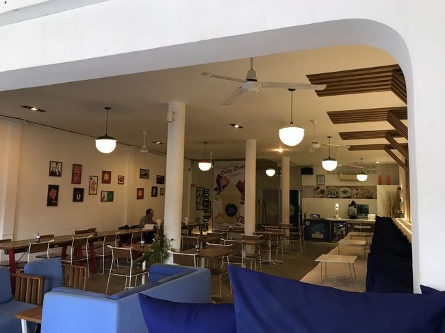 パブストリートに戻ってからは、ブルーパンプキンでアップルパイ（2.35ドル）。<br />ここの二階席、ソファーもあってマジで長居できそう。