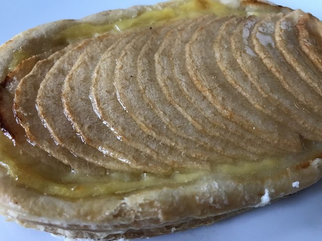 肝心のアップルパイはこちら。<br />市場で売っているリンゴは小ぶりなのに、自然な甘みがあってすごく美味しい。<br />今までのアップルパイのなかで間違いなくトップ。変に甘過ぎないところがいい。<br /><br />この後ダッシュでマッサージを受けて空港へ。もちろん料金は定額の5ドル。<br />