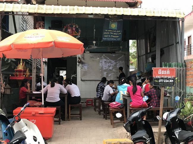 シュムリアップに戻ってからは、帰国便まで６時間もあったので、迷わず街へ。<br />荷物は泊まっていたホテルで預かってもらえました。マジで親切。<br /><br />写真は寺子屋？的な感じのオープン教室。<br /><br />