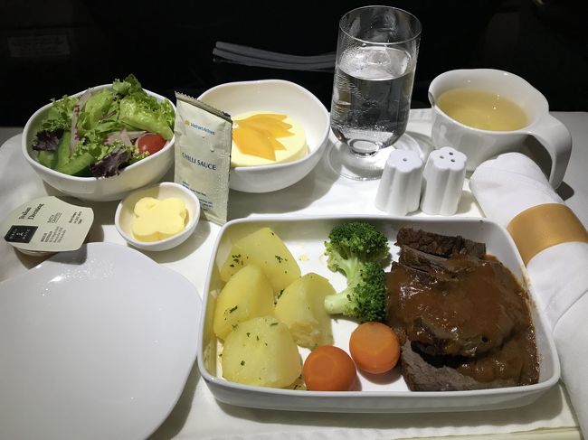 シュムリアップ→ハノイの食事はこちら。ビーフがパサパサで何とも言えない。<br />ソースも明らかに??