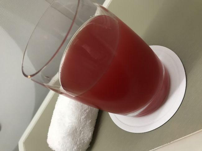 ハノイではラウンジ激混みで座る場所もないほどでしたが、それも納得。<br />ほぼ同じ時間帯に、関西、名古屋、東京便が重なるというラッシュ状態。<br />ラウンジ宴会状態だったので、ささっとドリンク頂いて機内へ。<br /><br />最後は、この旅でワンツーを争う旨さのウェルカムドリンク（スイカのジュース）。<br />初めて飲んだけど、これハマるね。最近コンビニにもタイのCHABAのやつ置いてあるし。