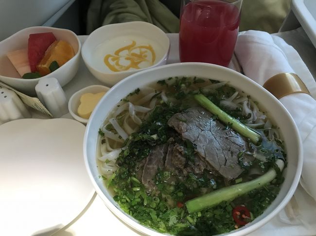 この旅最後の食事はこちら。<br />このフライトはガッツリ寝るつもりだったので、起こして頂きました。笑<br /><br />フォーボーは、期待を裏切る美味しいさ。<br />もちろんお店には敵わないけど、スープと香草がベストマッチ。<br />量的にもちょうどいいし、朝に食べるにはいいね。<br /><br />もちろんスイカジュースも飲んで無事に帰国。<br />これでマイルを使ったカンボジア旅行終了。また訪れる日が来るのかな。