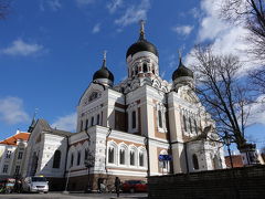 アレクサンドル・ネフスキー聖堂。青空に映えますね。

ロシアから独立した際、あたりを睥睨するように建つこの教会を撤去しようという話も出たそうです。

中は撮影禁止でしたがたくさんのイコンに飾られていました。