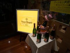 展示室から2Fレストランのミューズへ移動して、いよいよヴーヴ・クリコの試飲会です。