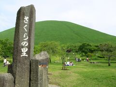 腹ごしらえを終え、宿に向かう途中に寄り道。
「さくらの里」

その名の通り、様々な桜を植樹しており、各地の桜がここに来ればいっぺんに見れてしまうという、大変ありがたい施設だ。
と言っても、開花時期が微妙にずれているので、全部見ようとすると1ヶ月以上通い続けなきゃいけない(笑)