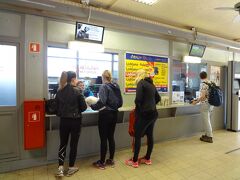 当日の朝8時半にバスターミナルのチケット売り場で、9時発ブレッド湖行のバスチケットを購入。
6.3ユーロ＋reservacija1.5ユーロ＝7.8ユーロ也

このときは気が付かなかったが、帰りのバスは6.3ユーロ。reservacija（予約のことらしい）に1.5ユーロ課金された理由は不明。