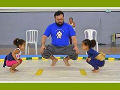 【かわゆぃ～力士たち　in Brasil】

余りにも可愛い写真を発見......ブラジルにも女力士はたくさん～いるのよぉ～～！

....今や相撲も世界レベル....「女性は土俵は駄目よ....」は、もう通じないかも...


写真：日系新聞より拝借....