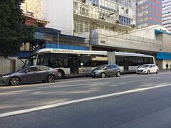 【サンパウロのロングバス】

ちょっと.....これ、無駄に長すぎませんか......乗用車４台分....やり過ぎでしょう...なんぼなんでも....

曲がる時、気を付けないと、自分の車に激突されそう.....めっちゃ、危ないんだよぉぉぉ～～！スピード全然、落とさんし！