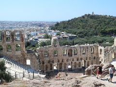 10分くらい歩くと、有名な劇場の上に着きました。
アテネの街並みも見えてきれい。