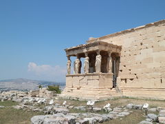 エレクティオン神殿は反対側にあります。