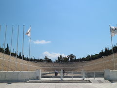 車窓からパナシナイコスタジアムです。
2004年のアテネオリンピックでマラソンのゴール地点になった場所。
中には入れないので、写真撮っただけ。
