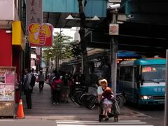 忠孝復興駅へ移動。
出口を出てすぐの所に九分行きのバス停と、姜太太包子の店。それぞれ並んでます。それを横目に少し歩いて
