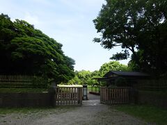 浜離宮恩賜庭園にやってきた

中の御門から入って行く。
浜離宮恩賜庭園は、潮入りの回遊式築山泉水庭で江戸時代に庭園として造成された。