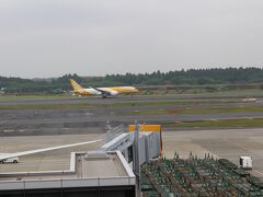 成田空港 第１ターミナル
まぁ空港見物でも・・と、展望デッキに上がってみます・・