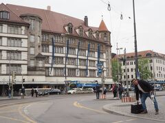 ミュンヘン中央駅（Hauptbahnhof）まで歩きます。

旅行していて気付いたのですが、ドイツでは、大きな街のメインとなる駅はほぼHauptbahnhofと呼ばれています。ミュンヘンにも、フランクフルトにも、ハイデルベルクにもHauptbahnhofはあります。